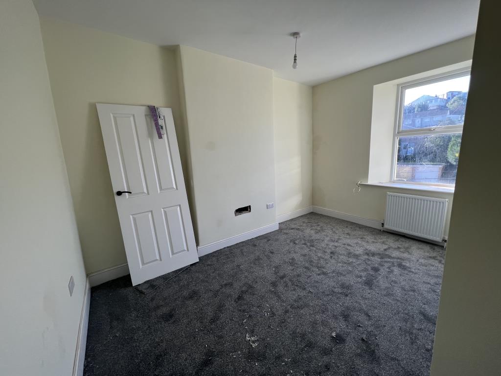 Lot: 33 - FREEHOLD INVESTMENT ARRANGED AS TWO FLATS - General view of living room Top Flat
